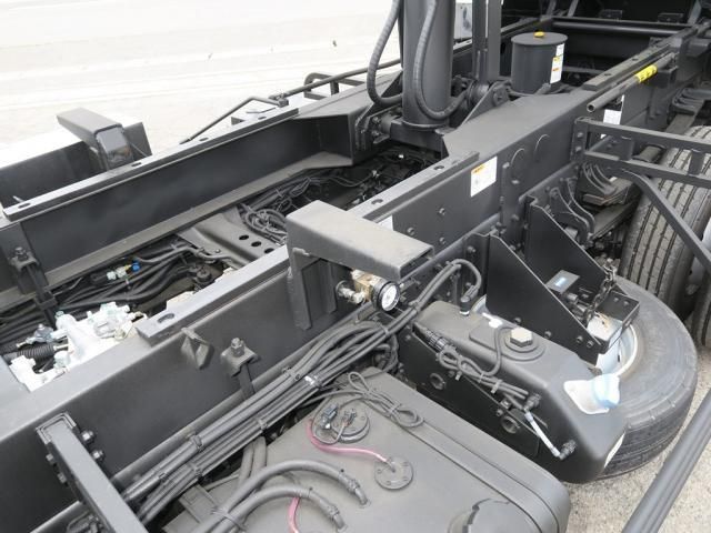 Mitsubishi FIGHTER 2025-10 7606828-12