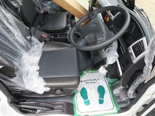 Mitsubishi FIGHTER 2025-10 7606828-29