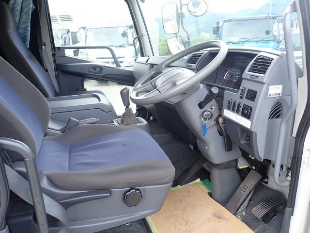 Mitsubishi FIGHTER 2011-12 7606858-10