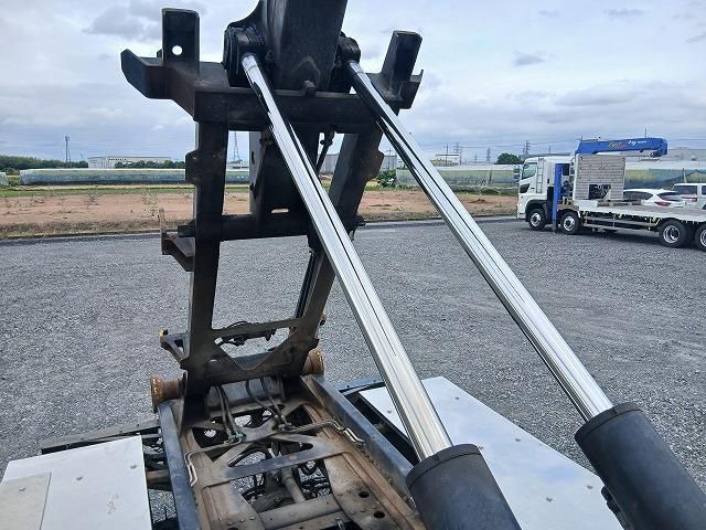 Mitsubishi FIGHTER 2018-06 7710211-18