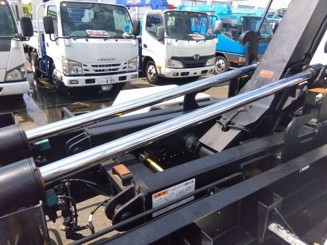 Mitsubishi FIGHTER 2014-08 7737865-9