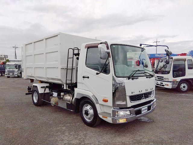 Mitsubishi FIGHTER 2014-08 7737865-2