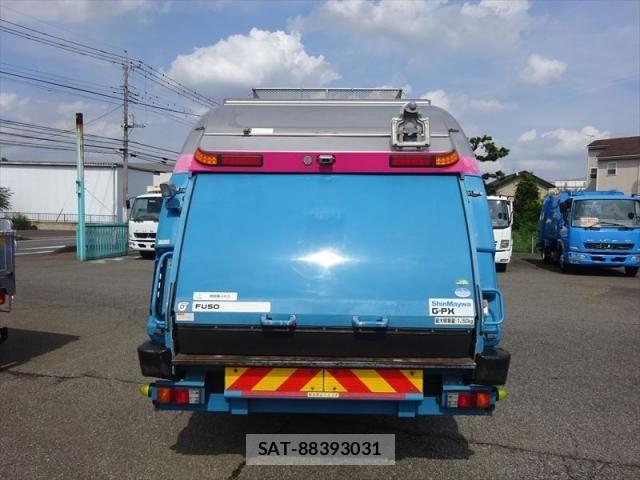Mitsubishi FIGHTER 2014-04 7784884-11