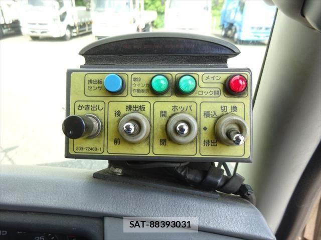 Mitsubishi FIGHTER 2014-04 7784884-26