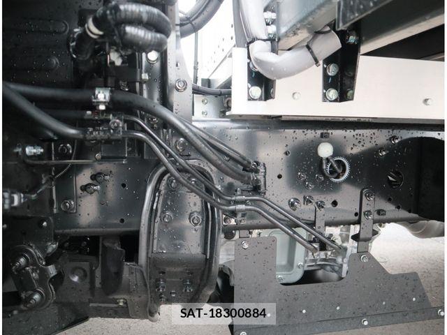 Mitsubishi FIGHTER 2025-08 7784895-17