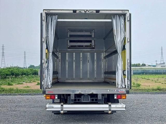 Mitsubishi FIGHTER 2022-09 7864682-17