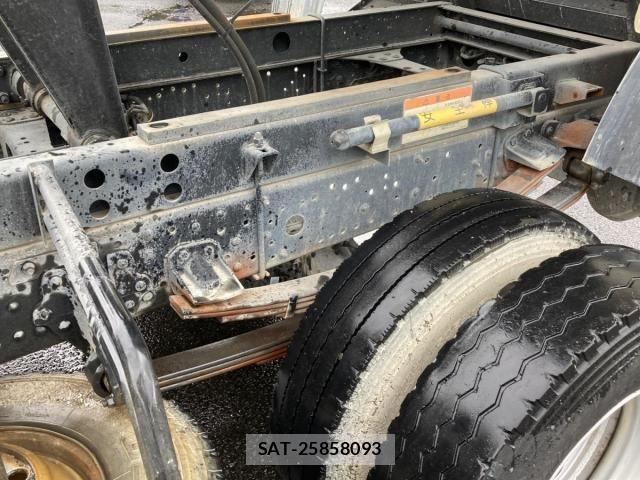 Mitsubishi FIGHTER 2017-09 7902603-13