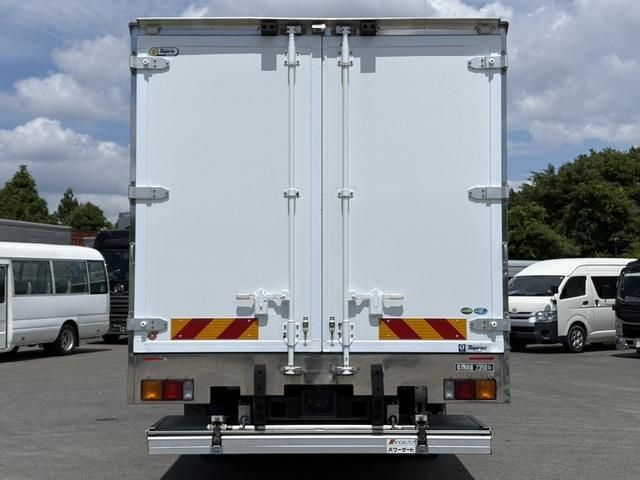 Mitsubishi FIGHTER 2021-04 8060569-6