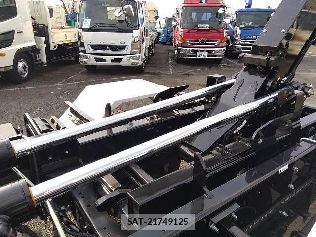 Mitsubishi FIGHTER 2025-11 8073746-9
