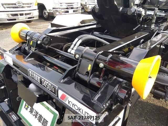 Mitsubishi FIGHTER 2025-11 8073746-10