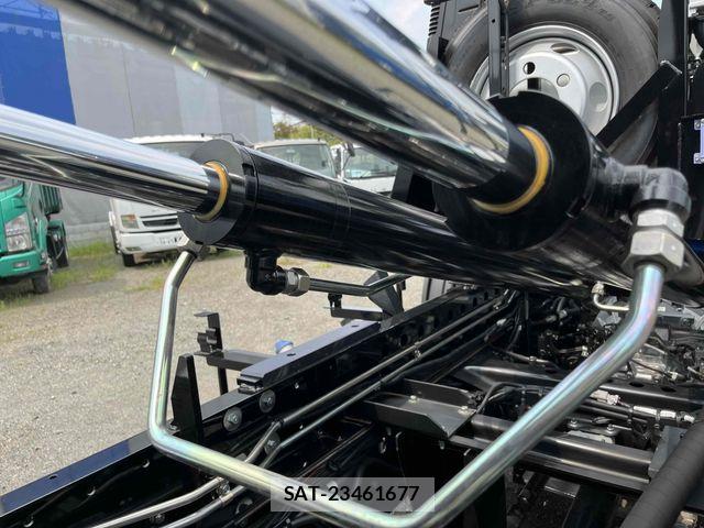 Mitsubishi FIGHTER 2026-04 8073744-9