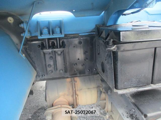 Mitsubishi FIGHTER 2017-10 8158424-27