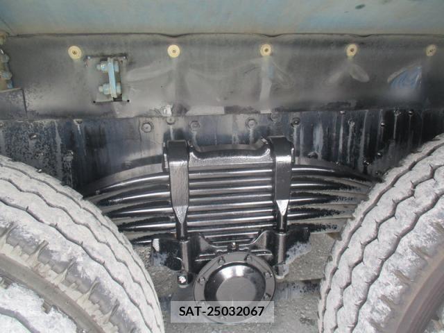 Mitsubishi FIGHTER 2017-10 8158424-28