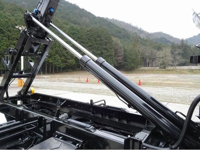 Mitsubishi FIGHTER 2026-03 8186369-13