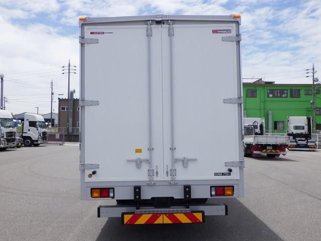 Mitsubishi FIGHTER 2025-10 8186365-6