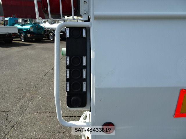 Mitsubishi FIGHTER 2005-03 8207505-12
