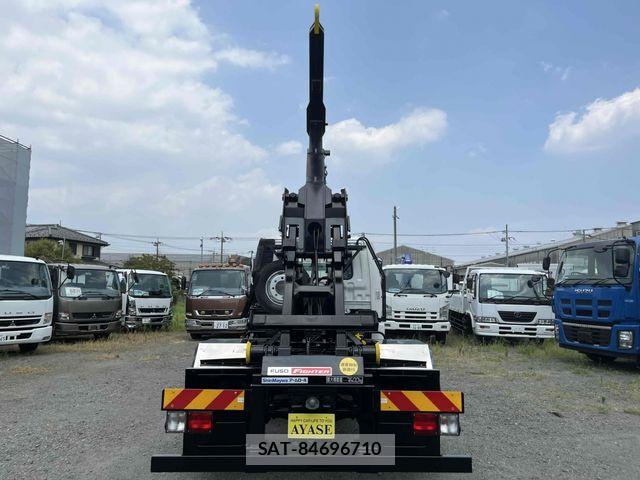 Mitsubishi FIGHTER 2006-10 8207504-10