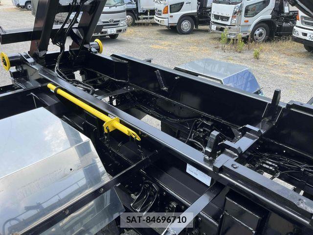 Mitsubishi FIGHTER 2006-10 8207504-11