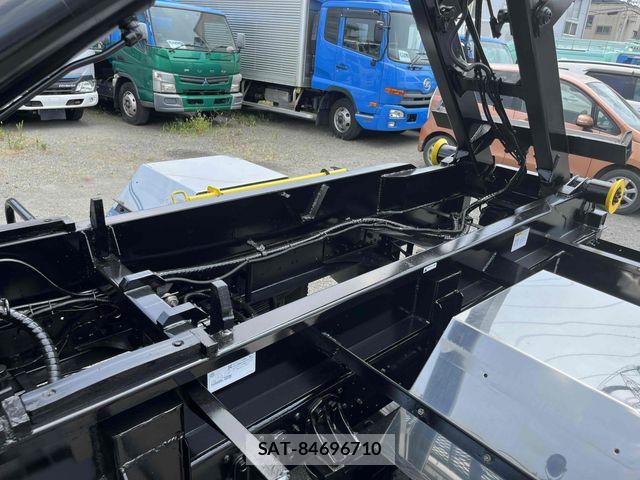 Mitsubishi FIGHTER 2006-10 8207504-12