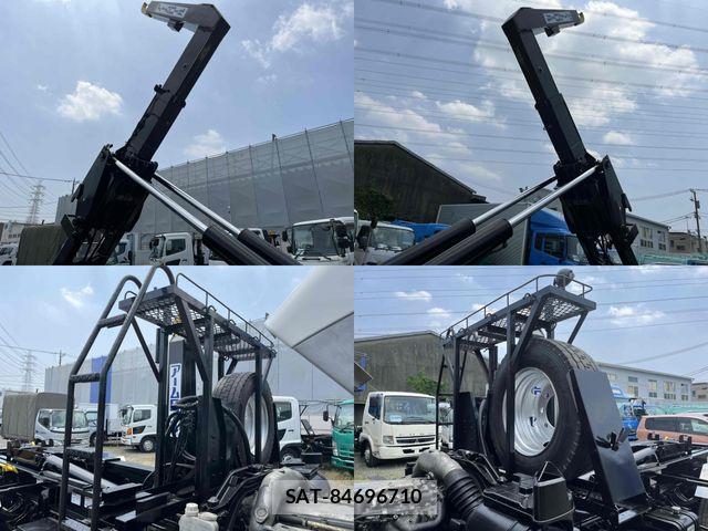 Mitsubishi FIGHTER 2006-10 8207504-14