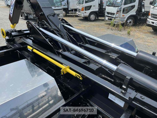 Mitsubishi FIGHTER 2006-10 8207504-6
