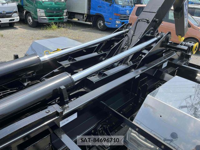 Mitsubishi FIGHTER 2006-10 8207504-7