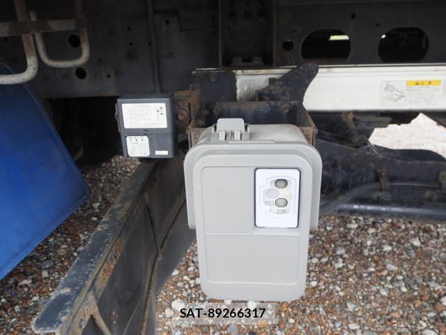 Mitsubishi FIGHTER 2015-12 8229983-25
