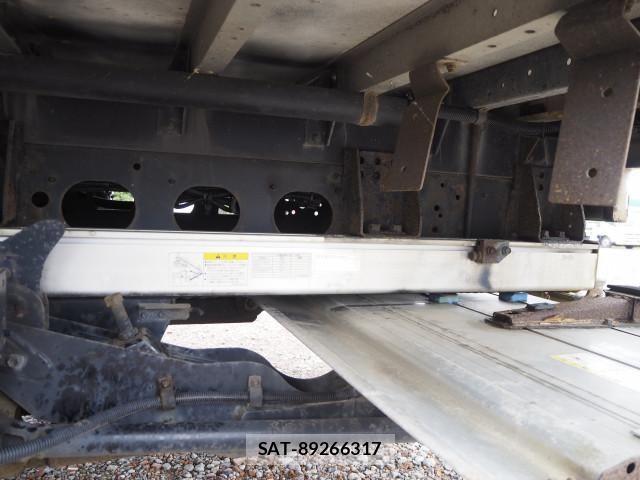 Mitsubishi FIGHTER 2015-12 8229983-26