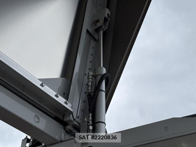 Mitsubishi FIGHTER 2018-06 8229977-28