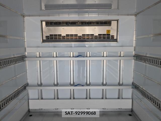 Mitsubishi FIGHTER 2026-01 8229949-17