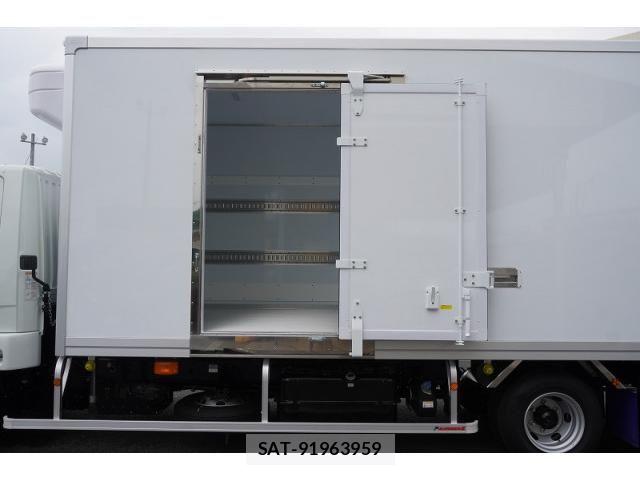 Mitsubishi FIGHTER 2025-10 8229959-19