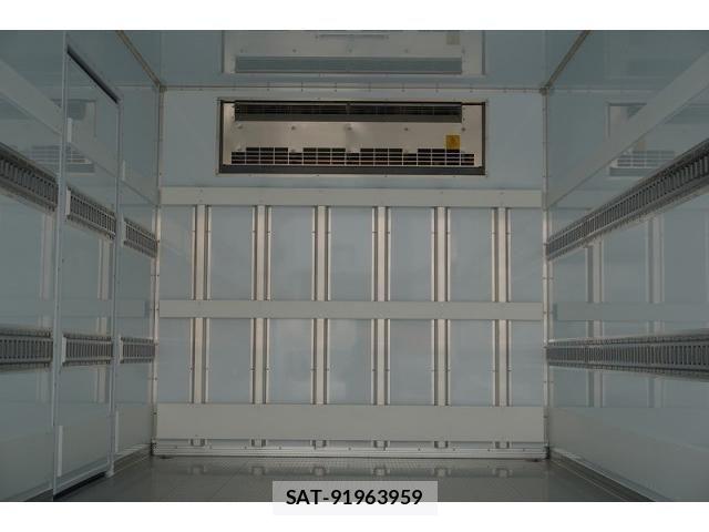 Mitsubishi FIGHTER 2025-10 8229959-24