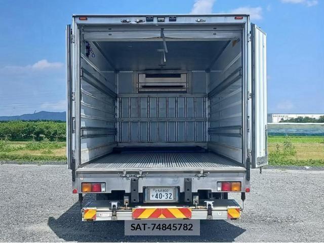 Mitsubishi FIGHTER 2019-07 8229981-22