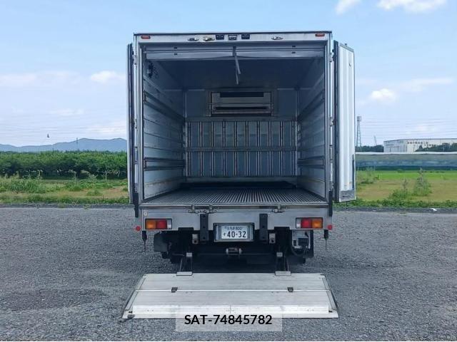 Mitsubishi FIGHTER 2019-07 8229981-23