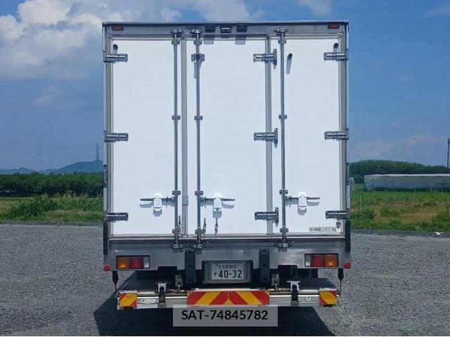 Mitsubishi FIGHTER 2019-07 8229981-5