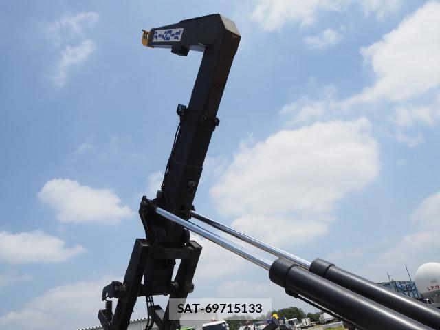 Mitsubishi FIGHTER 2013-06 8229980-15