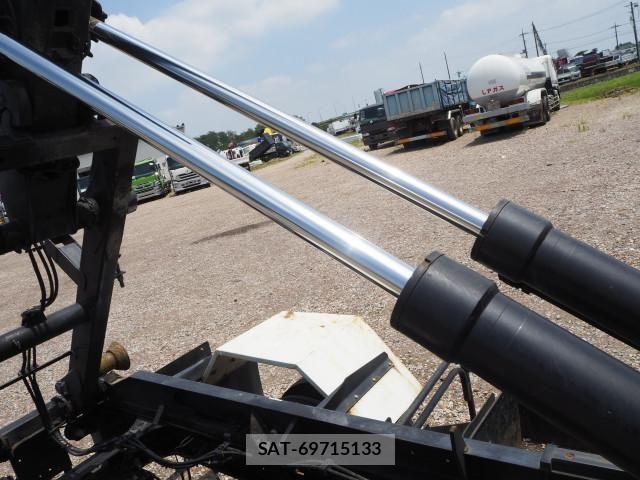 Mitsubishi FIGHTER 2013-06 8229980-16