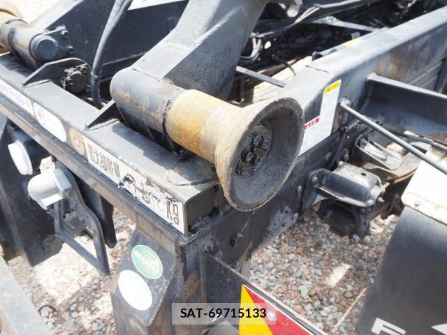 Mitsubishi FIGHTER 2013-06 8229980-27