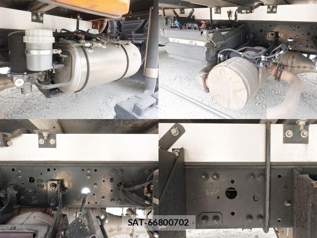 Mitsubishi FIGHTER 2017-03 8245193-19