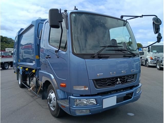 Mitsubishi FIGHTER 2022-09 8331880-1