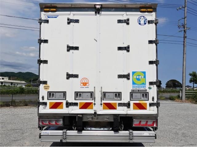 Mitsubishi FIGHTER 2015-12 8331897-6