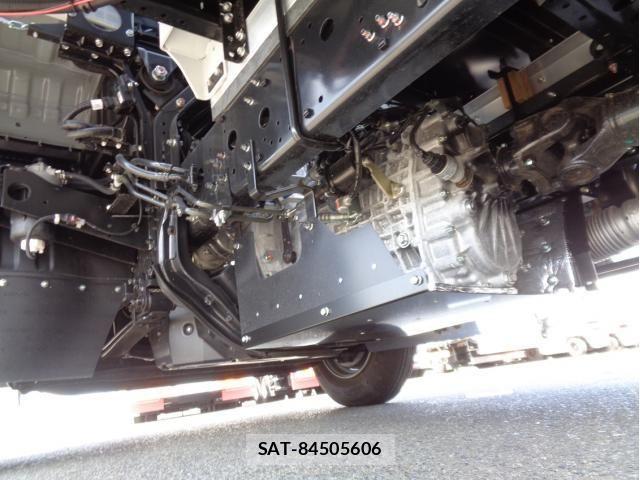 Mitsubishi FIGHTER 2025-10 8354446-11