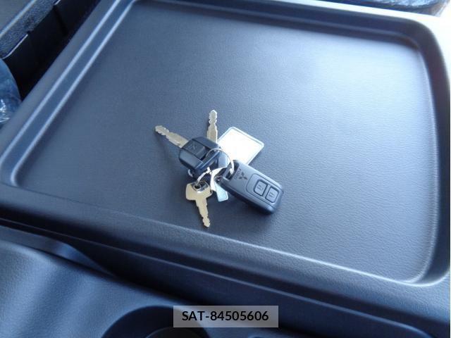 Mitsubishi FIGHTER 2025-10 8354446-27