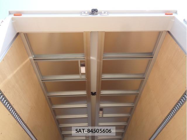 Mitsubishi FIGHTER 2025-10 8354446-5