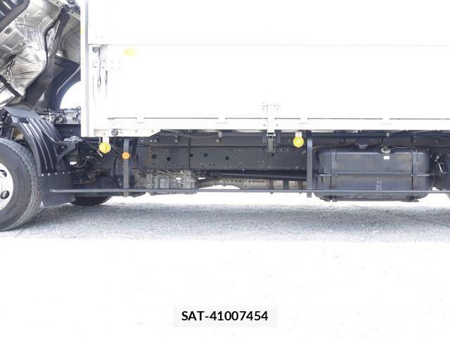 Mitsubishi FIGHTER 2020-05 8438112-21