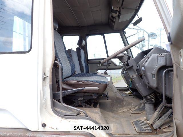 Mitsubishi FIGHTER 1990-09 8485398-2
