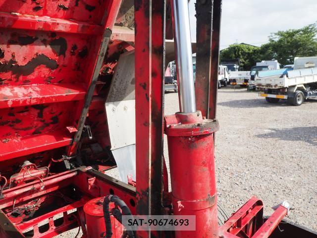 Mitsubishi FIGHTER 2012-08 8524857-11