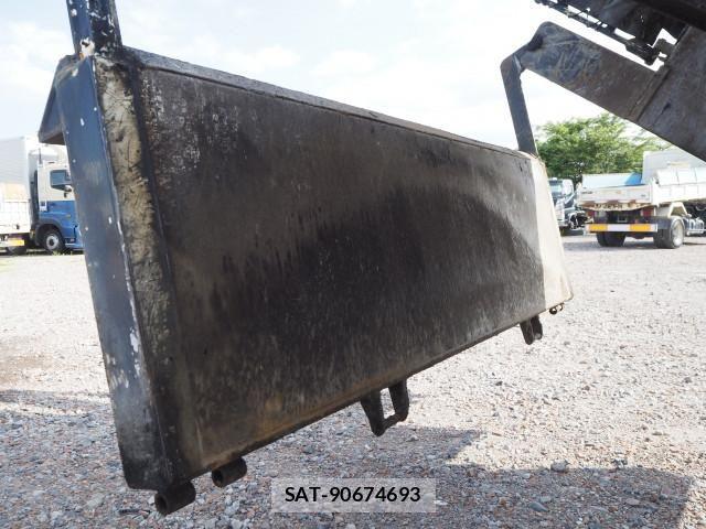 Mitsubishi FIGHTER 2012-08 8524857-26