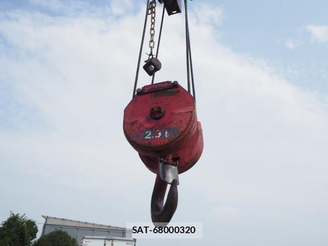 Mitsubishi FIGHTER 2014-03 8524858-11