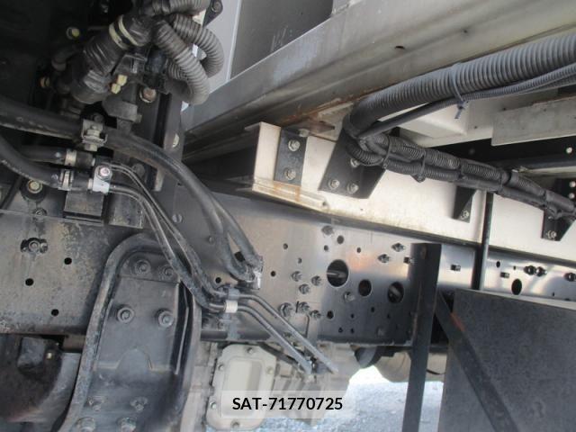 Mitsubishi FIGHTER 2017-08 8626755-27